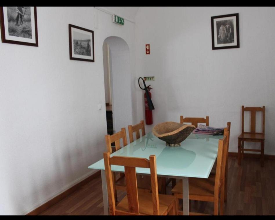 Mont' Sobro Hostel エヴォラ エクステリア 写真